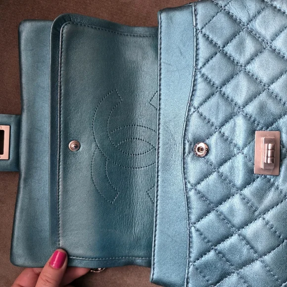 Chanel Metallic Reissue 2.55 - Picture 7 of 11
